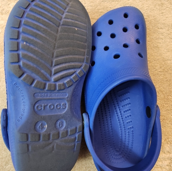 Blue crocs size Youth 4 Womens 6 - Picture 4 of 14